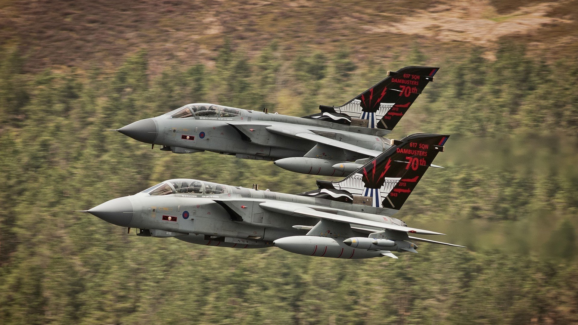 赫罗纳后场稳固逐步化解对手攻势,赫罗纳队服